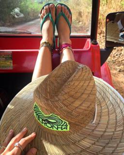 Giovanna Ewbank feet photo thumbnail