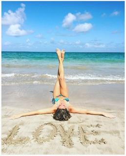 Giovanna Ewbank feet photo thumbnail