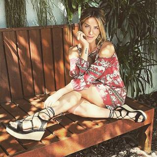 Giovanna Ewbank feet photo thumbnail