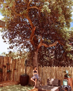 Giovanna Ewbank feet photo thumbnail