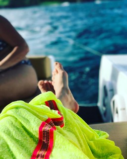 Giovanna Ewbank feet photo thumbnail