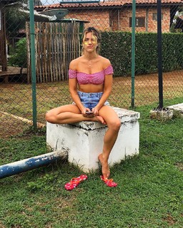 Giovanna Ewbank feet photo thumbnail