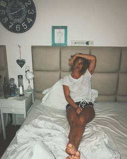 Giovanna Ewbank feet photo thumbnail