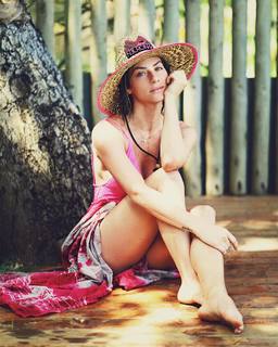 Giovanna Ewbank feet photo thumbnail