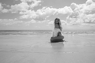 Giovanna Ewbank feet photo thumbnail