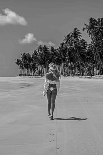 Giovanna Ewbank feet photo thumbnail