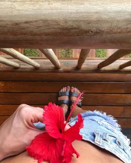 Giovanna Ewbank feet photo thumbnail