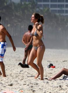 Giovanna Ewbank feet photo thumbnail