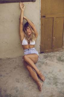 Giovanna Ewbank feet photo thumbnail