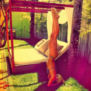 Giovanna Ewbank feet photo thumbnail