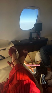 Giovanna Ewbank feet photo thumbnail