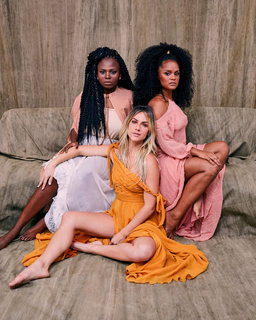 Giovanna Ewbank feet photo thumbnail