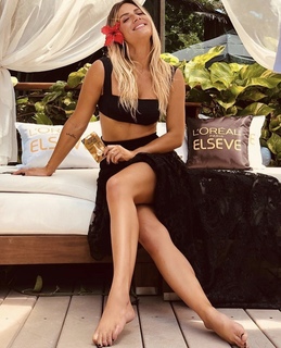 Giovanna Ewbank feet photo thumbnail