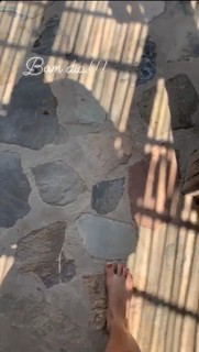 Giovanna Ewbank feet photo thumbnail