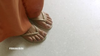 Giovanna Ewbank feet photo thumbnail