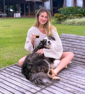 Giovanna Ewbank feet photo thumbnail