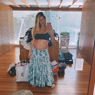 Giovanna Ewbank feet photo thumbnail