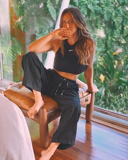 Giovanna Ewbank feet photo thumbnail