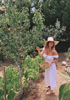 Giovanna Ewbank feet photo thumbnail