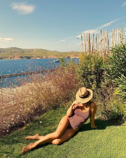 Giovanna Ewbank feet photo thumbnail