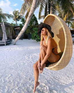 Giovanna Ewbank feet photo thumbnail