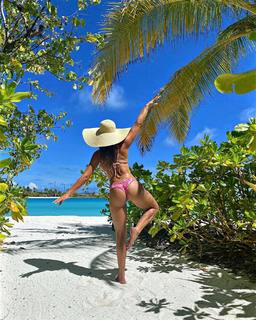 Giovanna Ewbank feet photo thumbnail