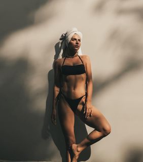 Giovanna Ewbank feet photo thumbnail