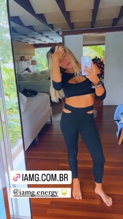 Giovanna Ewbank feet photo thumbnail