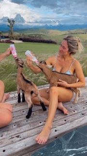 Giovanna Ewbank feet photo thumbnail