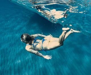 Giovanna Ewbank feet photo thumbnail