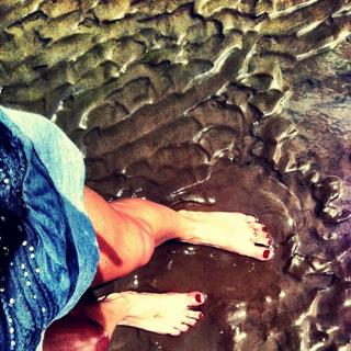 Giovanna Ewbank feet photo thumbnail