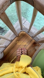 Giovanna Ewbank feet photo thumbnail