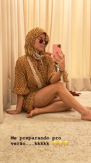 Giovanna Ewbank feet photo thumbnail