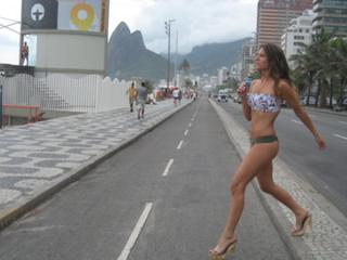 Giovanna Ewbank feet photo thumbnail