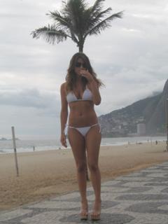 Giovanna Ewbank feet photo thumbnail