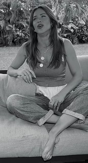 Giovanna Ewbank feet photo thumbnail