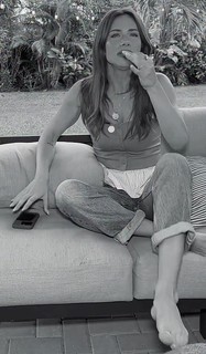 Giovanna Ewbank feet photo thumbnail