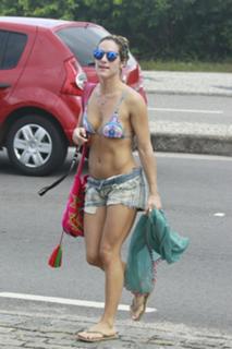 Giovanna Ewbank feet photo thumbnail