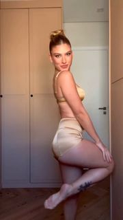 Giovanna Grigio feet photo thumbnail