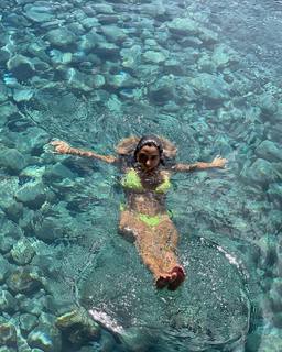 Giovanna Lancellotti feet photo thumbnail