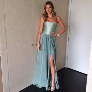 Gisele Bündchen feet photo thumbnail