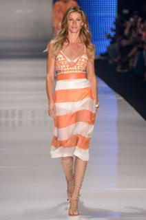 Gisele Bündchen feet photo thumbnail