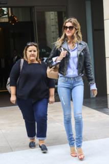 Gisele Bündchen feet photo thumbnail