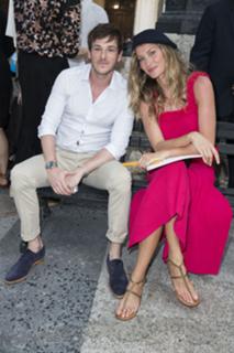 Gisele Bündchen feet photo thumbnail