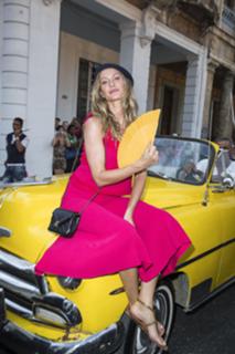 Gisele Bündchen feet photo thumbnail
