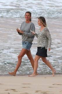 Gisele Bündchen feet photo thumbnail