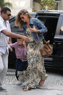 Gisele Bündchen feet photo thumbnail