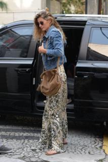 Gisele Bündchen feet photo thumbnail