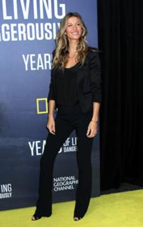 Gisele Bündchen feet photo thumbnail