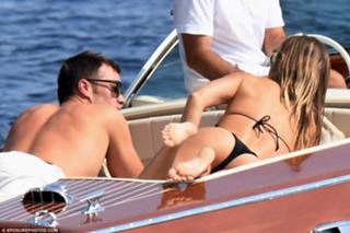 Gisele Bündchen feet photo thumbnail